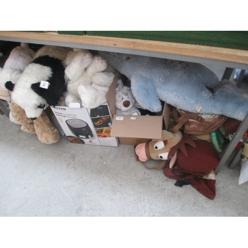 62 - Large quantity of soft toys