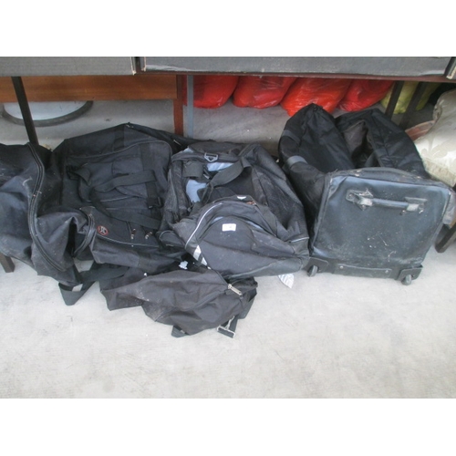 96 - Five assorted holdalls/bags