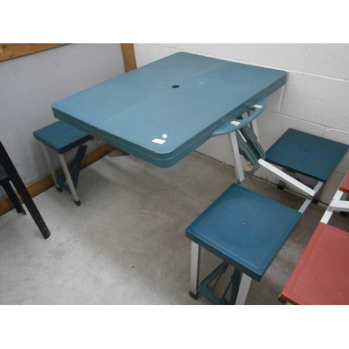 636 - A folding portable picnic table and chairs unit