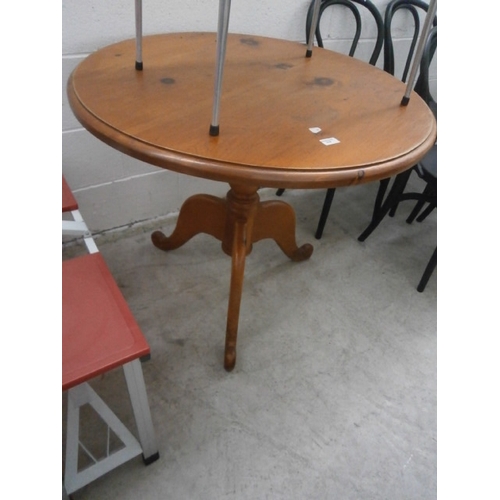 639 - A vintage circular breakfast table on tripod pedestal