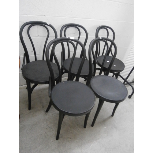 640 - A set of 5 x plastic cafe chairs