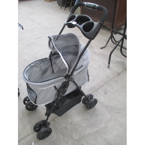 108 - Paw Hut dog pram