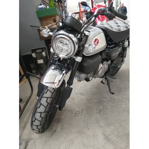 249 - Brand New Honda Monkey 125 bike only 60 miles on the clock, Reg MA74 BPO. Commission is 10% +vat