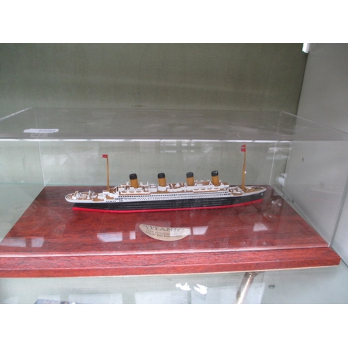 386 - Titanic ship model in display case