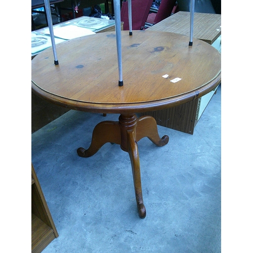 613 - A vintage circular tripod pedestal breakfast table