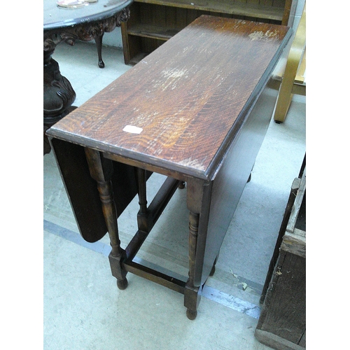 638 - A large vintage gate leg dining table