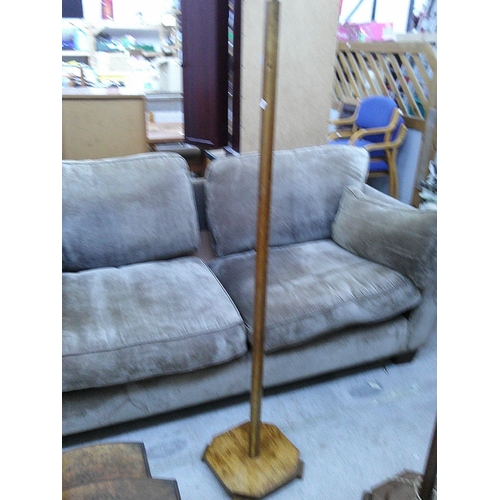 642 - A vintage standard lamp base