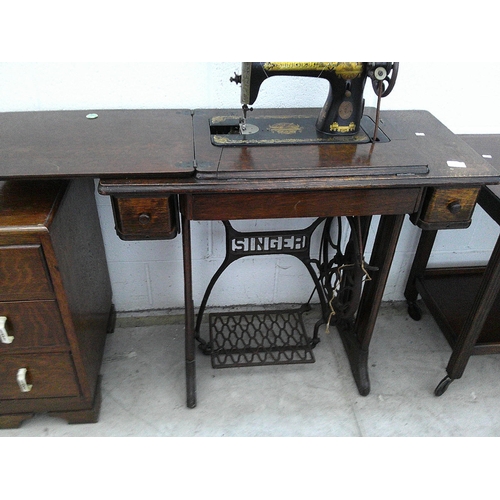 647 - A vintage SINGER sewing machine in oak framed treadle stand with drawers