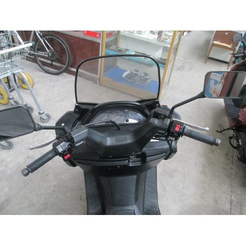 436 - Yamaha 250cc scooter, 21468 miles on the clock. Reg S804 CMA. In full working order