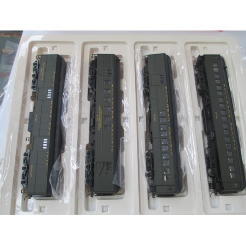 251 - Rivarossi RT600231 60' HWT passenger car set