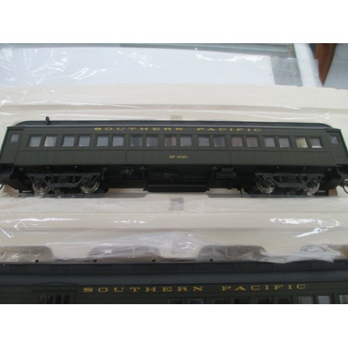 251 - Rivarossi RT600231 60' HWT passenger car set