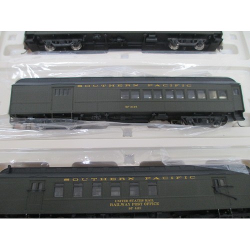 251 - Rivarossi RT600231 60' HWT passenger car set