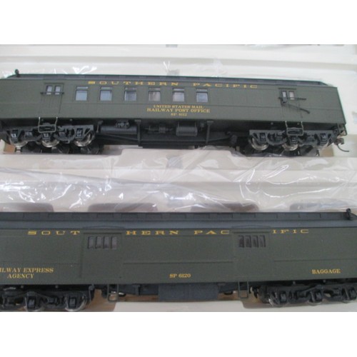 251 - Rivarossi RT600231 60' HWT passenger car set