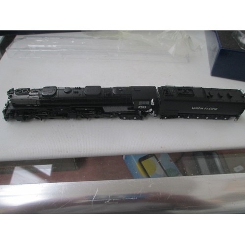 252 - Athearn Challenger 4-6-6-4 locomotive set