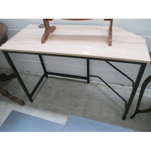 640 - A modern dressing table/desk on metal frame