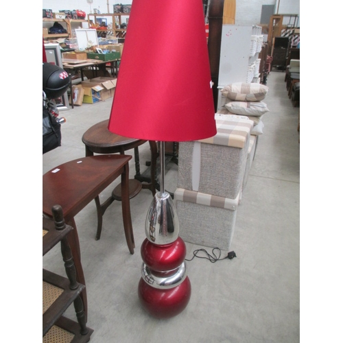 654 - A large modern floor standing lamp with shade