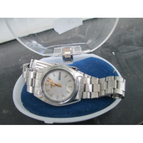 423 - Branded watch with case