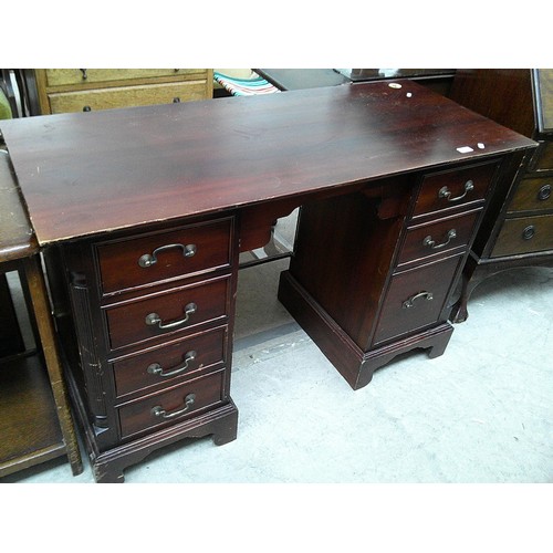 642 - A vintage 7 drawer desk/dressing table