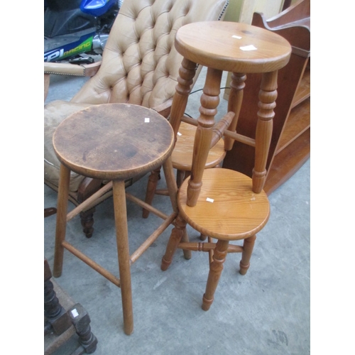 649 - A set of 3 x stools and a tall vintage stool