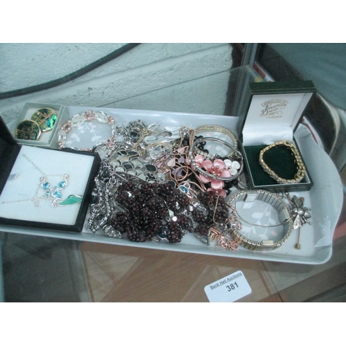 381 - Collection of assorted jewellery pieces