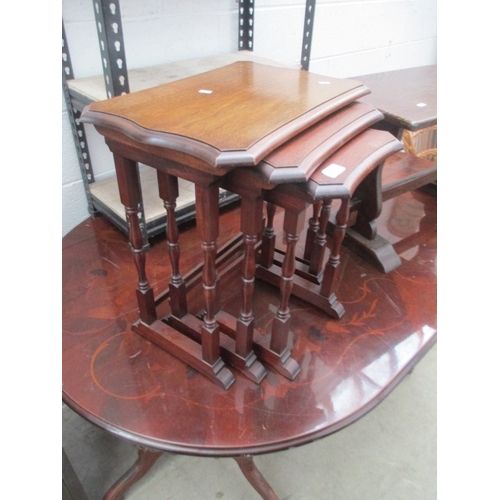 630 - A nest of 3 x vintage mahogany occasional tables