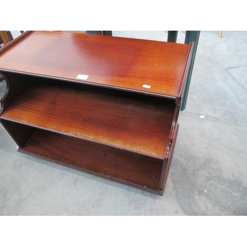 624 - A small vintage mahogany 3 tier base unit/TV stand