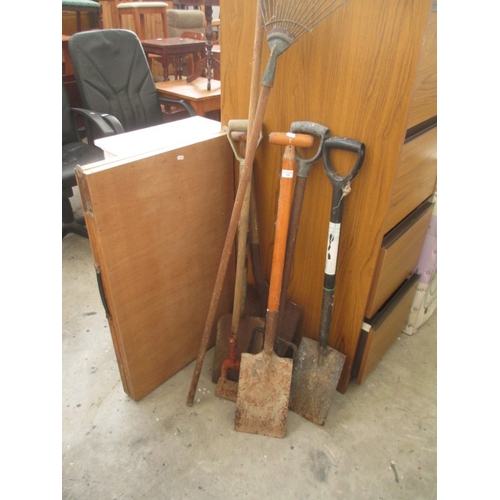 632 - A quantity of garden tools and a folding pasting table