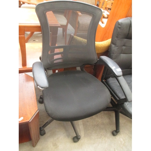 674 - A modern swivel office chair