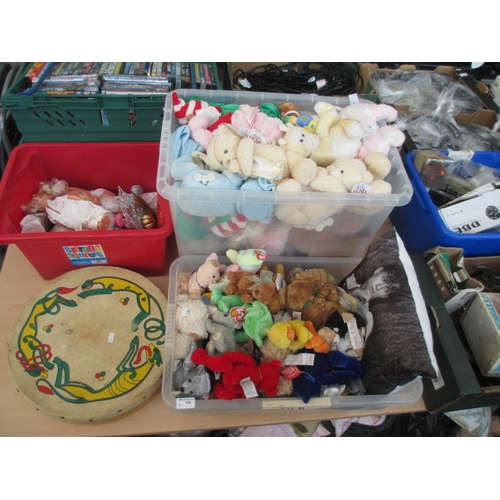 126 - Lot inc soft toys, dolls, etc