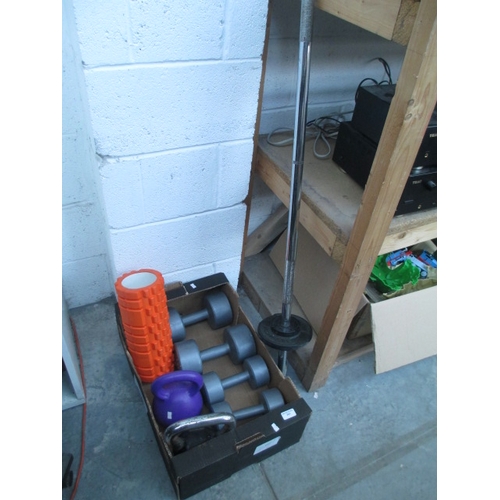 363 - Lot inc weights bar, dumbbells and kettle bells