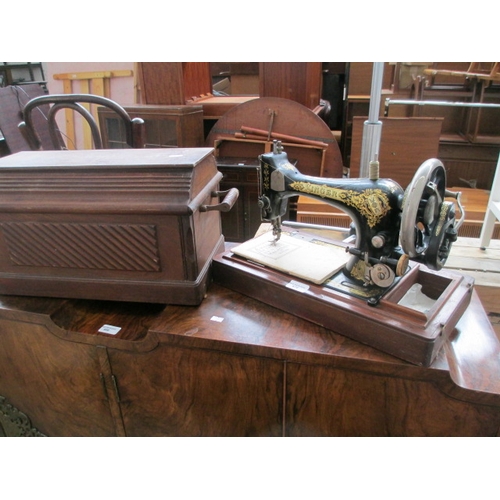 679 - A vintage SINGER sewing machine