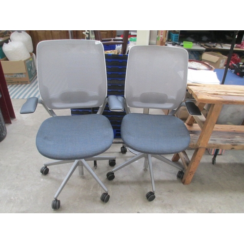 686 - 2 swivel office chairs