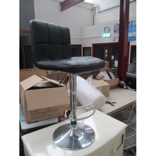 688 - Height adjustable stool