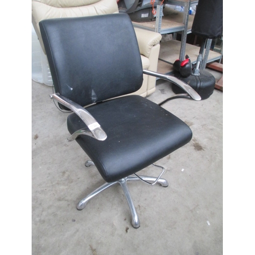 691 - Height adjustable salon chair