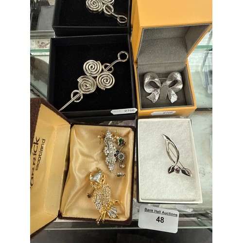 48 - Selection of jewellery