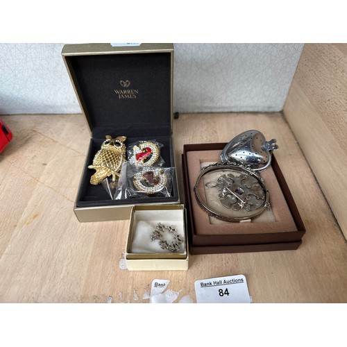 84 - Small selection of jewellery