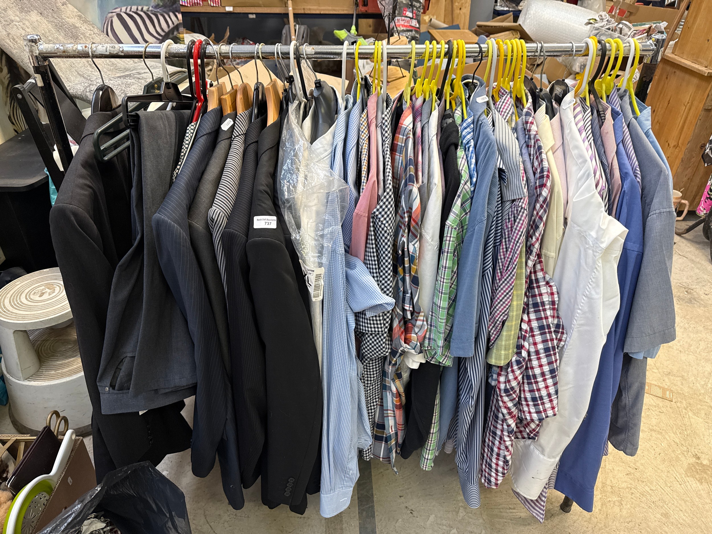 Quantity of men's clothing