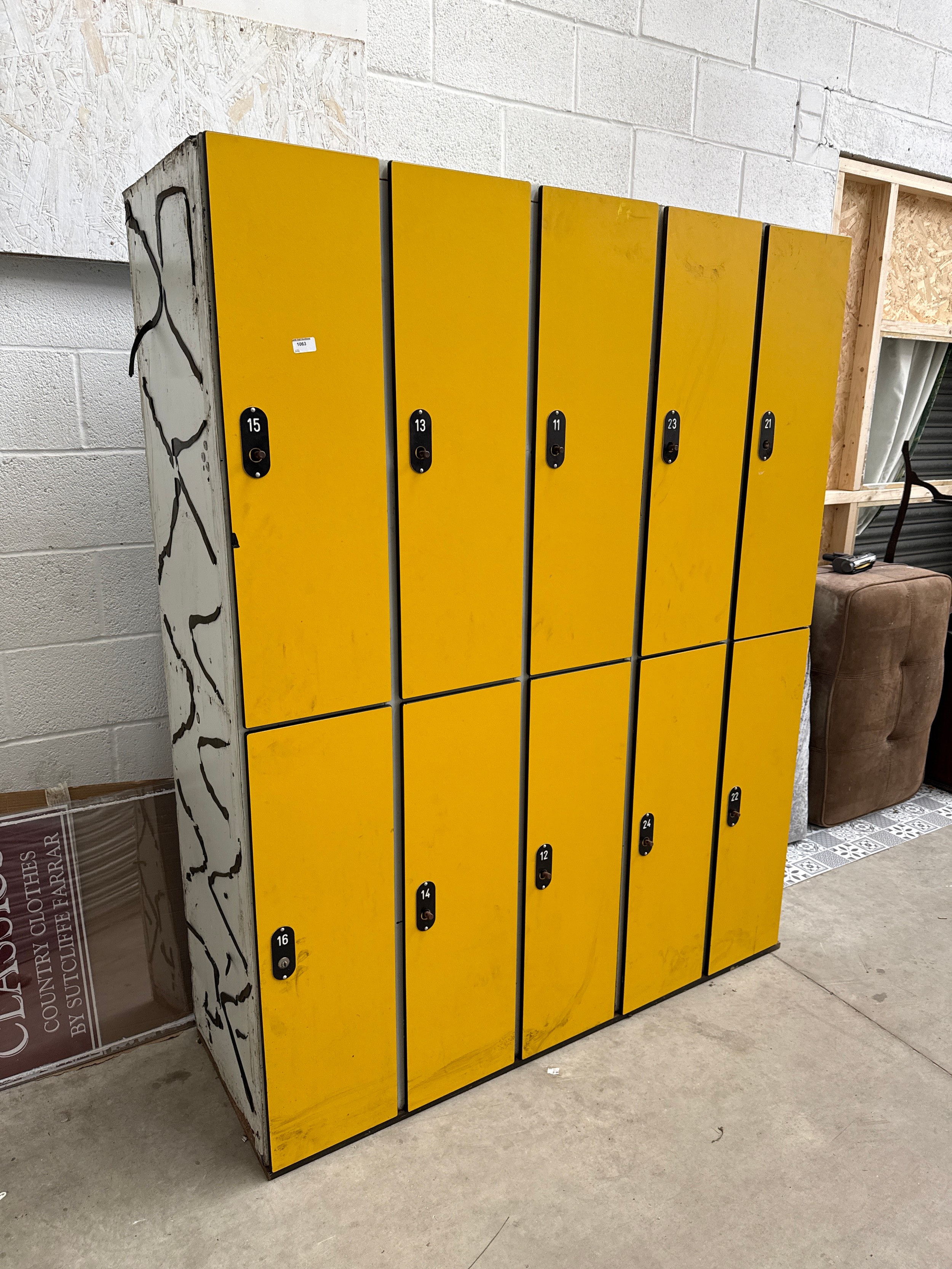 A bank of 10 x vintage metal lockers - 1 x locked no key, 1 x padlock ...