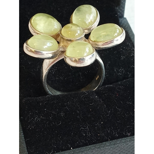 113 - Lovely Ladies Silver Ring with Green Flower,size K 1/2