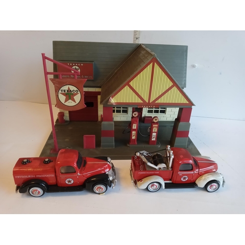 89 - Texaco Filling Station with 2 Die Cast Trucks