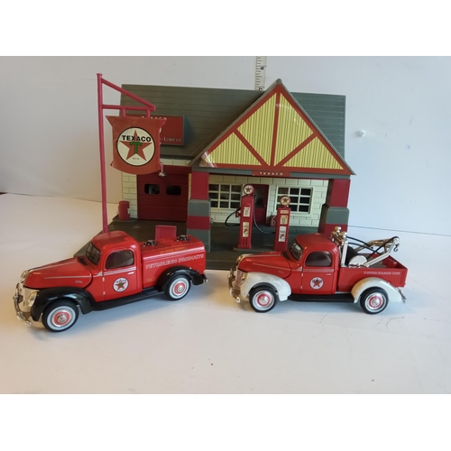 89 - Texaco Filling Station with 2 Die Cast Trucks