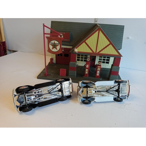 89 - Texaco Filling Station with 2 Die Cast Trucks