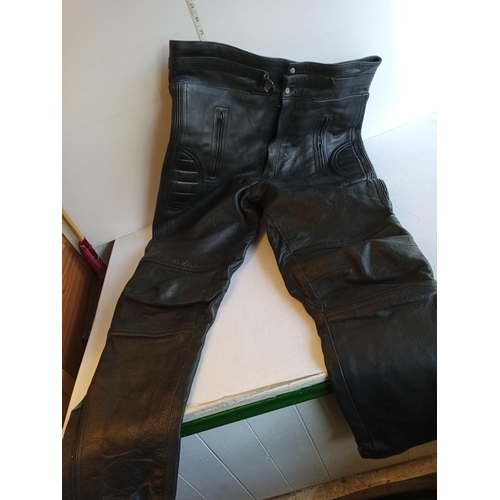 270 - Good Quality Leather 2 Piece Motorbike Suit, Size 40 waist, 46 Chest,inside leg 25