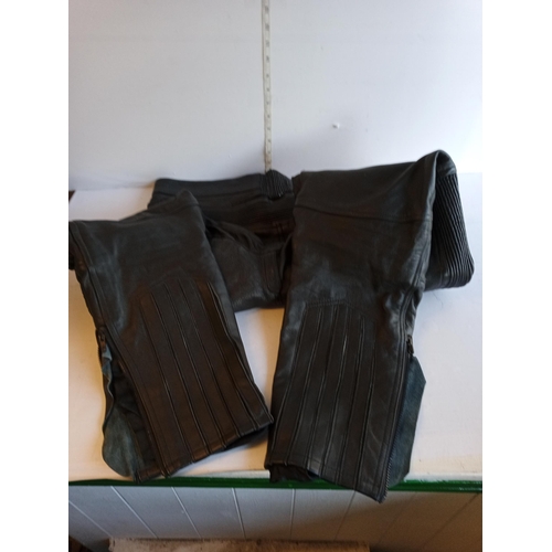 270 - Good Quality Leather 2 Piece Motorbike Suit, Size 40 waist, 46 Chest,inside leg 25