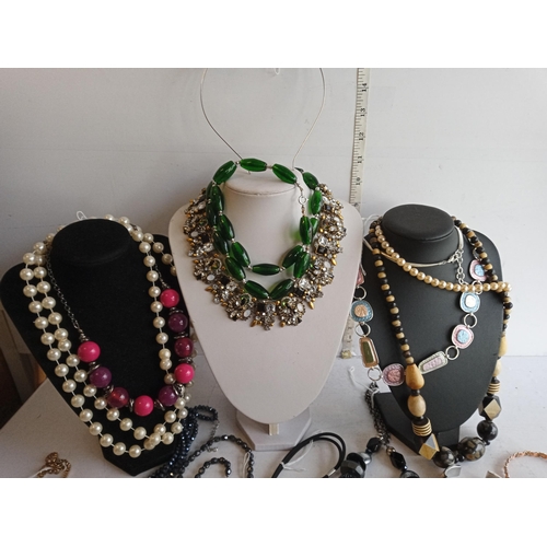 195 - Good Selection of Assorted Dress Jewellery