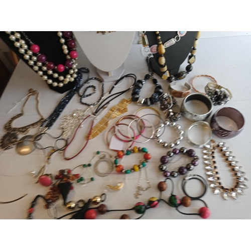 195 - Good Selection of Assorted Dress Jewellery