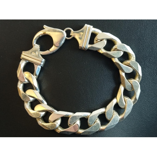 33 - Very Heavy Gents Curb Bracelet,81.46 grams