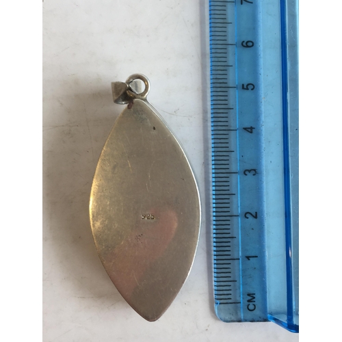 325A - Silver Pendant with Agate