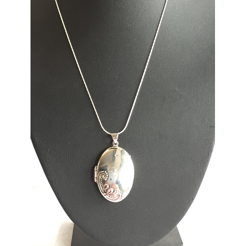 306 - Silver Chain with Silver Locket