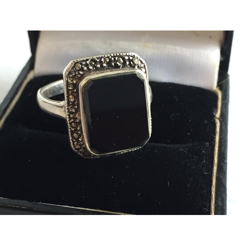 319 - Good Quality Ladies Silver Ring